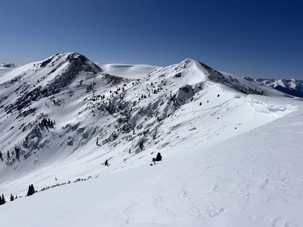 A large avalanche starting from the ridge. 